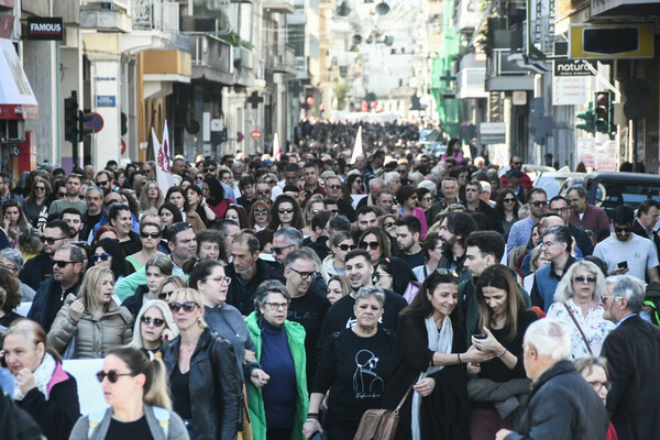 Δυστύχημα στα Τέμπη: Μαζική απεργιακή πορεία στην Πάτρα