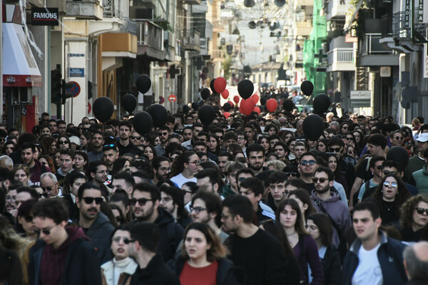 Δυστύχημα στα Τέμπη: Μαζική απεργιακή πορεία στην Πάτρα