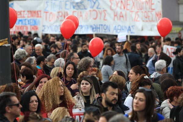 Στους δρόμους με μπαλόνια και πανό για τα Τέμπη – Εικόνες από τις συγκεντρώσεις