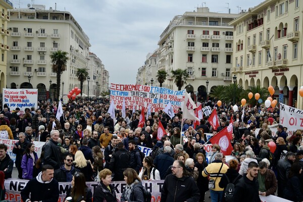 Στους δρόμους με μπαλόνια και πανό για τα Τέμπη – Εικόνες από τις συγκεντρώσεις