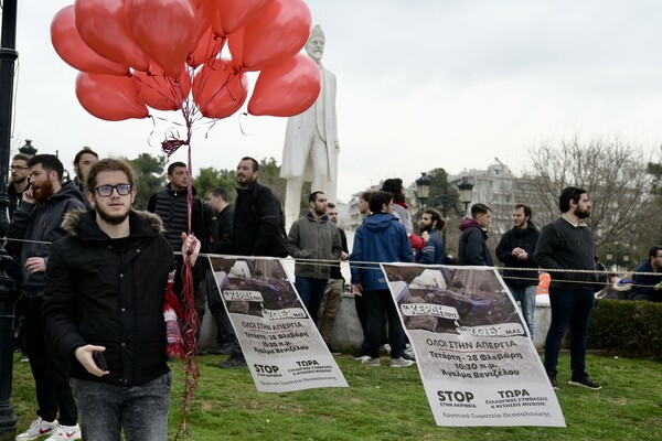 Στους δρόμους με μπαλόνια και πανό για τα Τέμπη – Εικόνες από τις συγκεντρώσεις