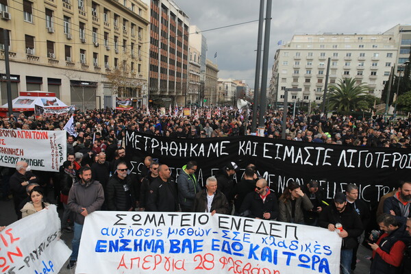 Στους δρόμους με μπαλόνια και πανό για τα Τέμπη – Εικόνες από τις συγκεντρώσεις