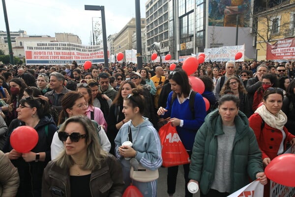 Στους δρόμους με μπαλόνια και πανό για τα Τέμπη – Εικόνες από τις συγκεντρώσεις