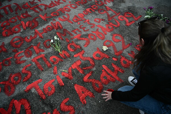 Τέμπη: Φοιτητές ξαναγράφουν τα ονόματα των 57 νεκρών που σβήστηκαν έξω από τη Βουλή