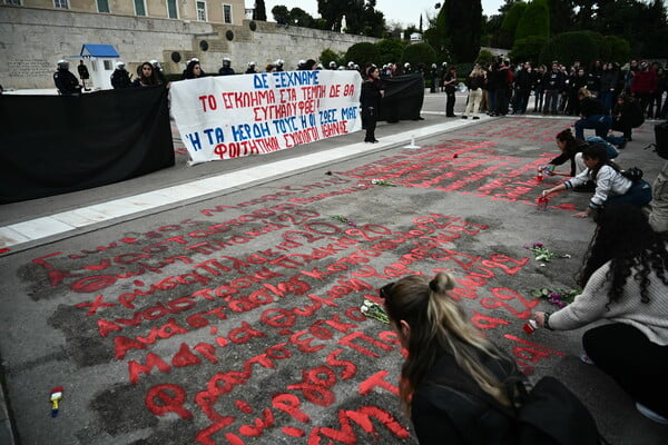 Τέμπη: Φοιτητές ξαναγράφουν τα ονόματα των 57 νεκρών που σβήστηκαν έξω από τη Βουλή