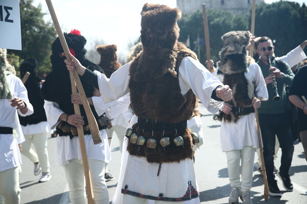 Εικόνες από την παρέλαση του φεστιβάλ των κωδωνοφόρων στη Θεσσαλονίκη