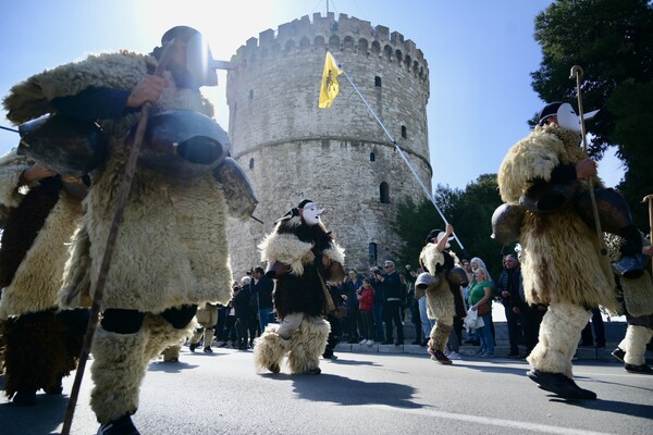 Εικόνες από την παρέλαση του φεστιβάλ των κωδωνοφόρων στη Θεσσαλονίκη