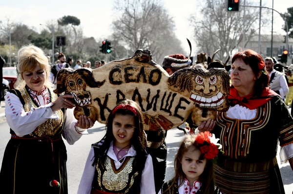 Εικόνες από την παρέλαση του φεστιβάλ των κωδωνοφόρων στη Θεσσαλονίκη