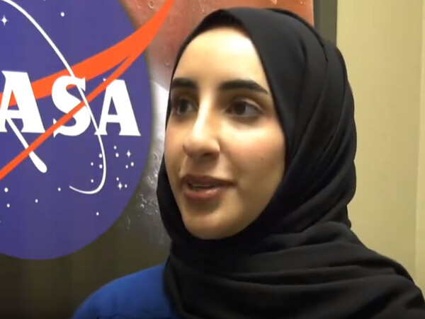 Νόρα αλ-Ματρουσί: Η πρώτη γυναίκα αραβικής καταγωγής ετοιμάζεται για προσελήνωση με «διαστημική» χιτζάμπ