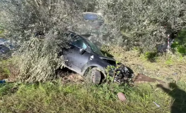 Τροχαίο στην Αμφιλοχία: Αυτοκίνητο εκτρέπεται της πορείας του και παρασύρει ό,τι βρίσκει μπροστά του