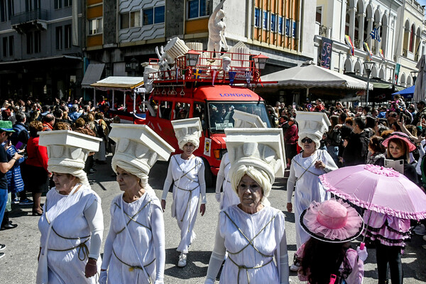Πατρινό Καρναβάλι: Χιλιάδες καρναβαλιστές ξεφαντώνουν στη Μεγάλη Παρέλαση 