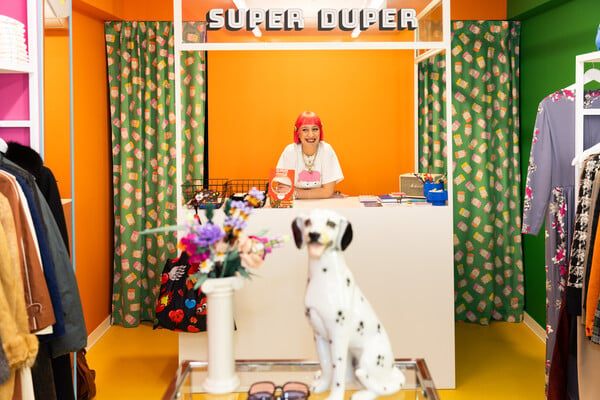 Super Duper WOW: Η Στέλλα άνοιξε στο Παγκράτι το πιο fashion forward βιντατζάδικο που θα μπεις ποτέ