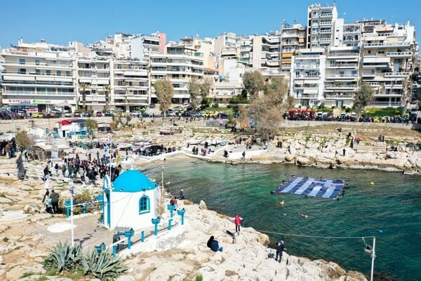 25η Μαρτίου: Στη θάλασσα του Πειραιά η ελληνική σημαία