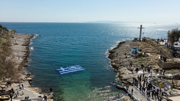 25η Μαρτίου: Στη θάλασσα του Πειραιά η ελληνική σημαία