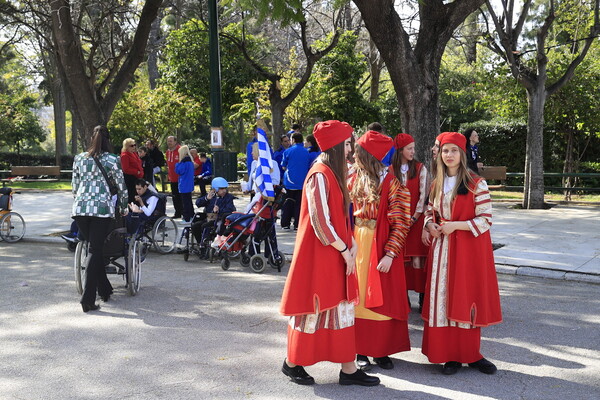 25η Μαρτίου: Μαθητική παρέλαση στην Αθήνα – Κλειστός ο σταθμός Μετρό στο Σύνταγμα