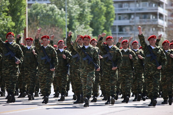 Θεσσαλονίκη: Κορυφώθηκαν οι εκδηλώσεις για την 25η Μαρτίου με την παρέλαση στην παραλιακή