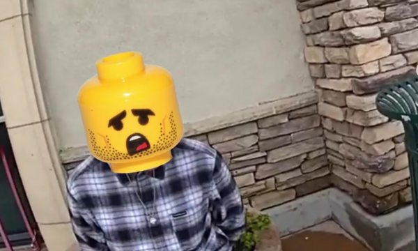 Lego κατά Αστυνομίας: Σταματήστε να βάζετε τα κεφάλια μας στις φωτογραφίες σας