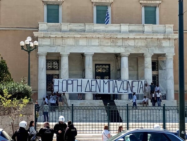 Μέλη του Ρουβίκωνα μπήκαν στη Βουλή κρατώντας πανό για τα Τέμπη