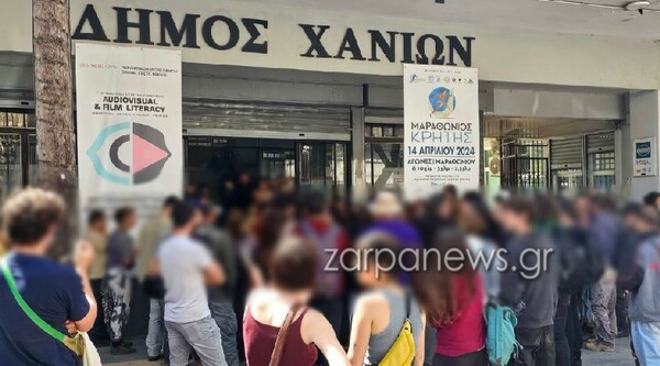 Συμβολική κατάληψη στο δημαρχείο Χανίων για την εκκένωση της κατάληψης Rosa Nera