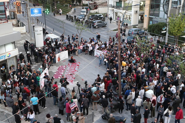 Γυναικοκτονία στους Αγίους Αναργύρους: Συγκέντρωση διαμαρτυρίας έξω από το αστυνομικό τμήμα