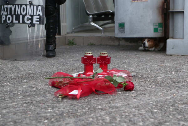 Γυναικοκτονία στους Αγίους Αναργύρους: Συγκέντρωση διαμαρτυρίας έξω από το αστυνομικό τμήμα