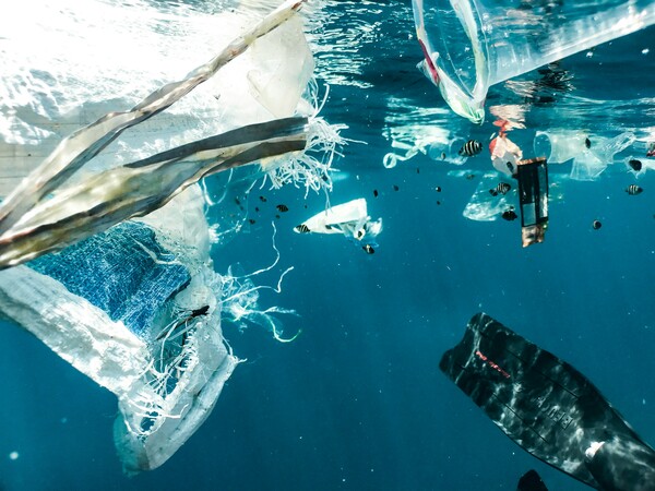 Greenpeace: 8 στους 10 πολίτες υποστηρίζουν τη μείωση της παραγωγής πλαστικού