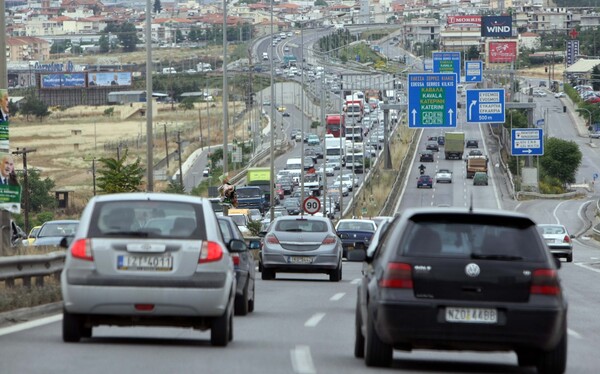 Θεσσαλονίκη: Καραμπόλα με πέντε οχήματα στην Περιφερειακή οδό