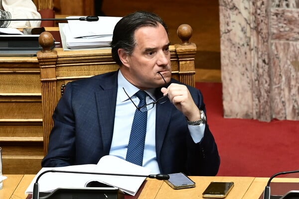 Βουλή: Αποσύρθηκε προσωρινά η ρύθμιση για τους ιδιώτες γιατρούς στο ΕΣΥ 