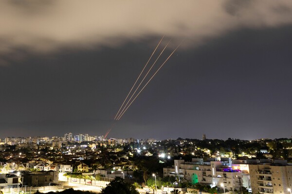 Το Ιράν εξαπέλυσε πάνω από 330 drone και πυραύλους - Αναχαιτίστηκε το 99% λέει το Ισραήλ