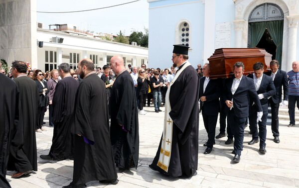 Γιάννης Φέρτης: Η κηδεία του αυτή την ώρα από το Α' Νεκροταφείο