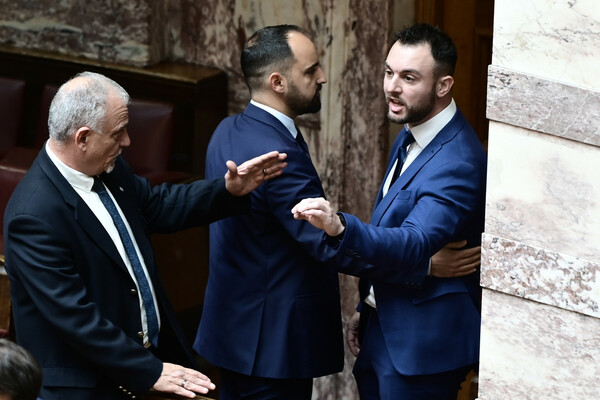 Ο βουλευτής Κωνσταντίνος Φλώρος επιτέθηκε με γροθιές σε βουλευτή του Βελόπουλου μέσα στη Βουλή