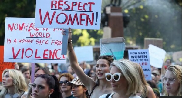 Βία κατά γυναικών: Στους δρόμους οι Αυστραλοί, ζητούν μέτρα μετά την επίθεση στο εμπορικό