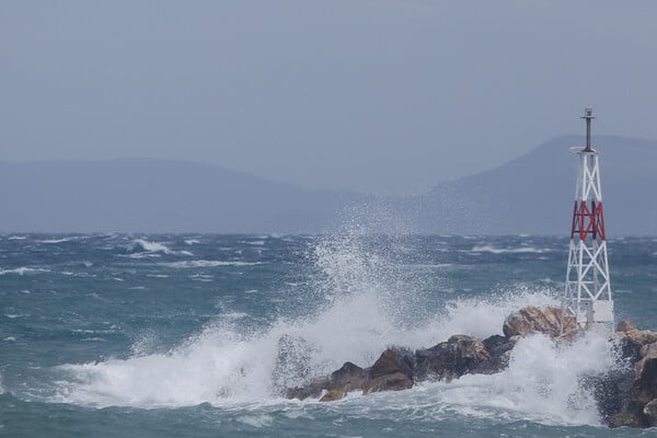 Νεκρός ανασύρθηκε από το λιμάνι της Ραφήνας ένας 39χρονος λουόμενος