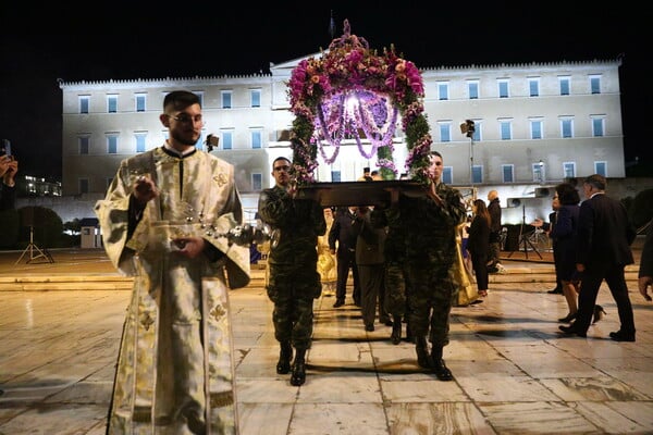 Ολοκληρώθηκε η περιφορά του Επιταφίου στο κέντρο της Αθήνας