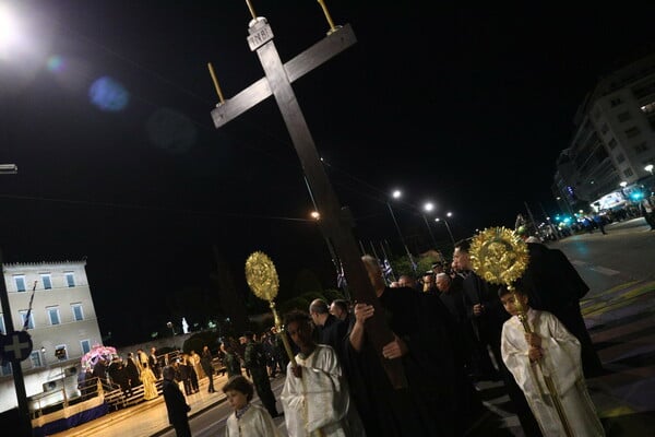 Ολοκληρώθηκε η περιφορά του Επιταφίου στο κέντρο της Αθήνας