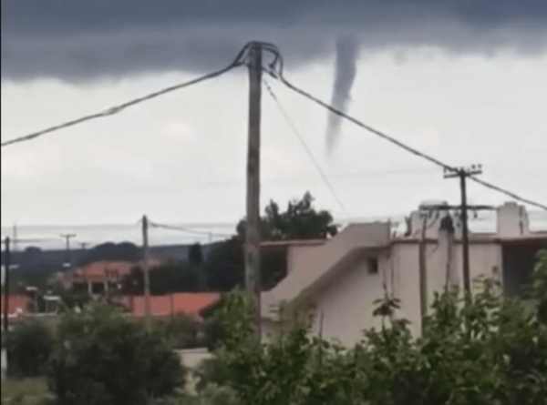 Υδροστρόβιλος στη λίμνη Βιστωνίδα - Η στιγμή που το καιρικό φαινόμενο έκανε την εμφάνιση του