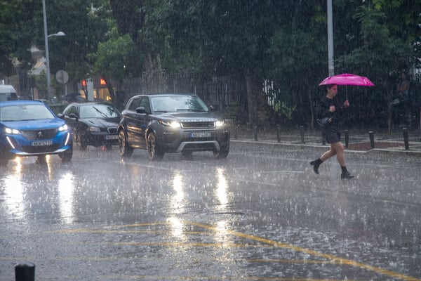 Θεσσαλονίκη: Επέλαση της κακοκαιρίας με βροχή και χαλάζι στο κέντρο της πόλης