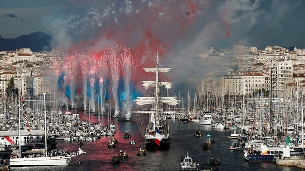 Μασσαλία: Η εντυπωσιακή υποδοχή του ιστιοφόρου Belem με την Ολυμπιακή φλόγα