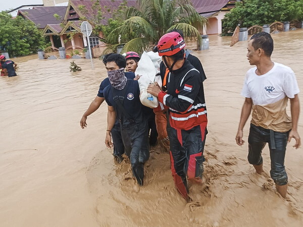 Ινδονησία: 28 νεκροί από τις πλημμύρες - Το φαινόμενο της κρύας λάβας