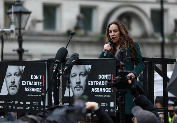 Αντίστροφη μέτρηση για τον Τζούλιαν Ασανζ: «Θα αγωνίζομαι μέχρι να απελευθερωθεί» λέει η σύζυγός του, Στέλλα