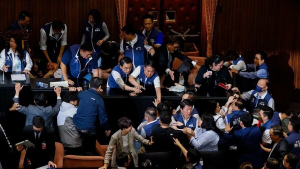 Χαοτικές σκηνές στην Ταϊβάν: Ξύλο μεταξύ βουλευτών μέσα στο κοινοβούλιο 