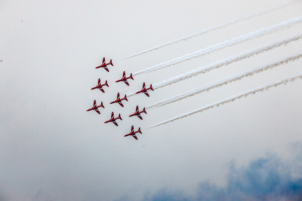 «Red Arrows»: Η εντυπωσιακή επίδειξη από τα αεροσκάφη της Βρετανικής Βασιλικής Αεροπορίας με φόντο την αφρικανική σκόνη