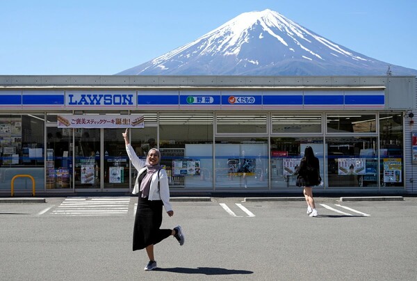 Ιαπωνία: Πώς η πόλη των μόλις 10.000 κατοίκων μπλόκαρε τη θέα για το όρος Φούτζι