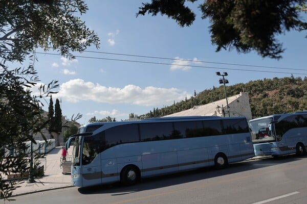 Παράνομη στάθμευση: Πώς βάζει φρένο στη λειτουργία της πόλης