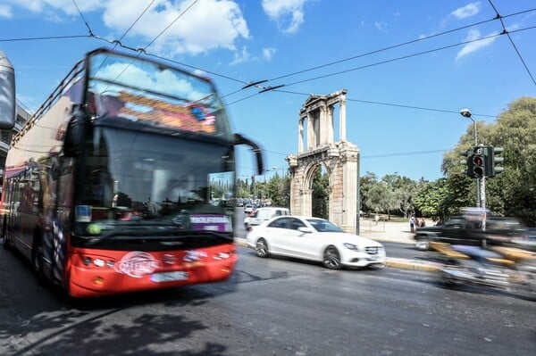 Παράνομη στάθμευση: Πώς βάζει φρένο στη λειτουργία της πόλης