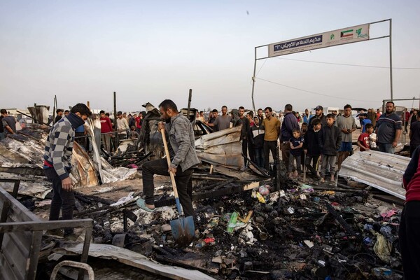 Επίθεση Ισραήλ στη Ράφα με 45 νεκρούς Παλαιστίνιους- Οργή Μακρόν, «τραγικό λάθος» λέει ο Νετανιάχου 