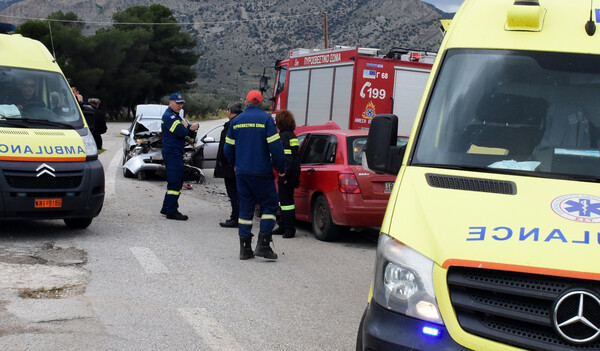 Καραμπόλα τριών οχημάτων στη Θεσσαλονίκη - Η Πυροσβεστική απεγκλώβισε έναν τραυματία