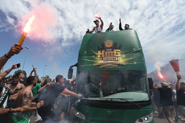 Εικόνες από την υποδοχή του επτάστερου Παναθηναϊκού- Δεκάδες χιλιάδες φίλαθλοι στο ΟΑΚΑ