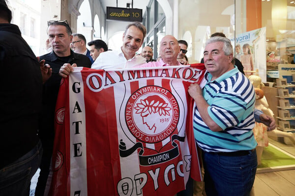 Ολυμπιακός: Την κατάκτηση του κυπέλλου είδαν και πανηγύρισαν οι διάσημοι οπαδοί του