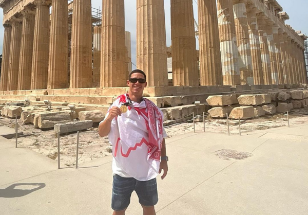 Στην Ακρόπολη ο Ποντένσε με σημαία του Ολυμπιακού και το μετάλλιο του Conference League